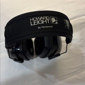 Howard Leight Black Noise-Cancelling Headphones